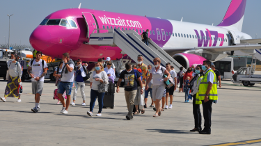 People leaving airplane with mask
