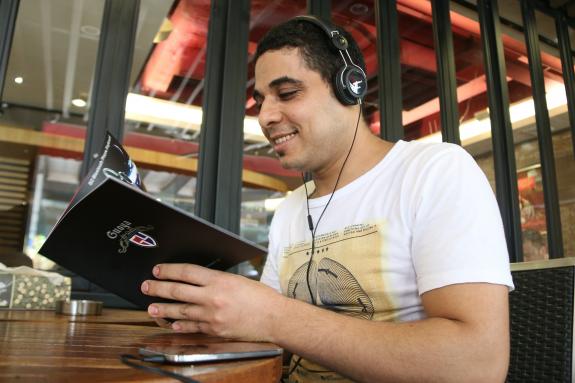 Hombre leyendo un libro para aprender nuevos idiomas